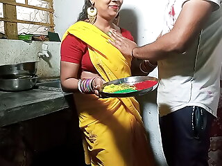 होली पर सेक्सी भाभी को रंग लगाकर किचन स्टैंड पर दर्दनाक चोदा XXX Bhabhi Thing embrace साफ हिंदी आवाज में